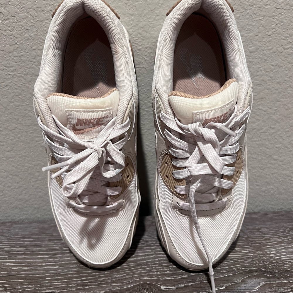 Nike AirMax 90 Women's Sneakers in White and beige Tan sz 7 - Picture 5 of 9